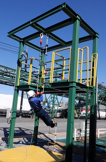 Equipment-for-experiencing-climbing-a-rope-ladder.jpg